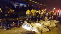  7 قتلى وأكثر من 25 مصاب بحادث طرق مروّع بين حافلة وشاحنة على شارع رقم "1"